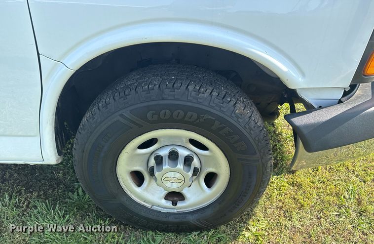 image for item EG8075 2019 Chevrolet Express 3500 box truck