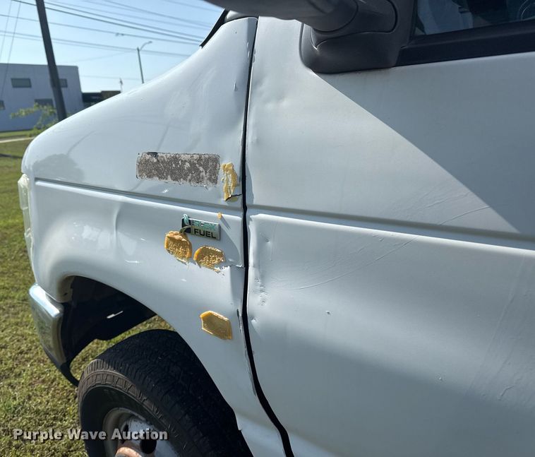 image for item EG8076 2011 Ford E350 Super Duty box truck