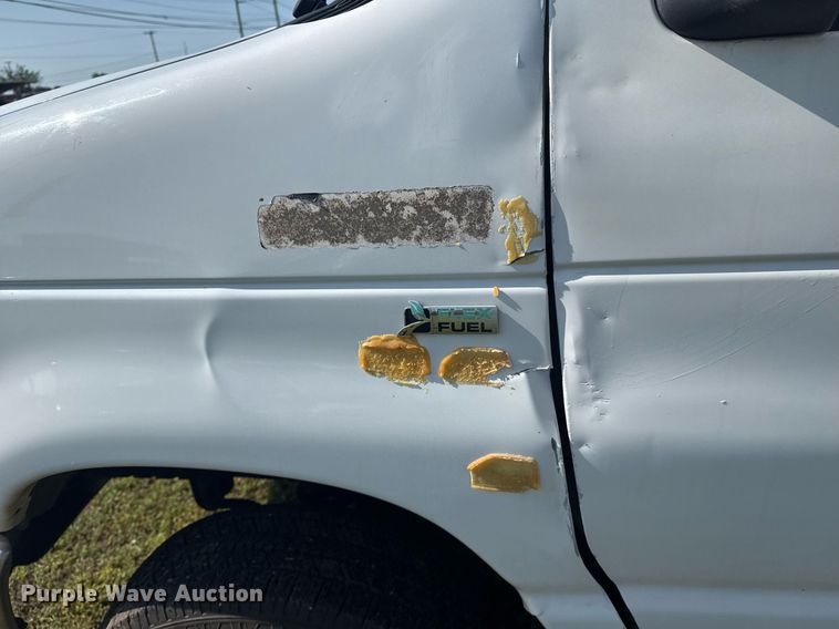 image for item EG8076 2011 Ford E350 Super Duty box truck