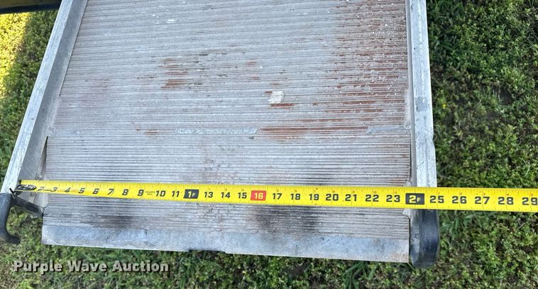 image for item EG8076 2011 Ford E350 Super Duty box truck