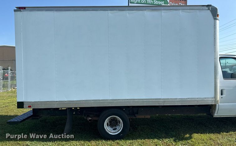 image for item EG8076 2011 Ford E350 Super Duty box truck