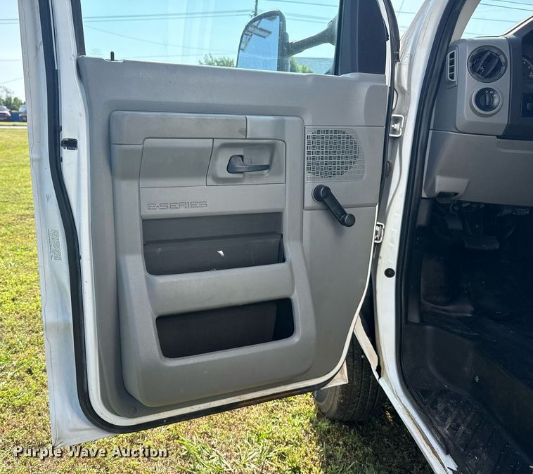 image for item EG8076 2011 Ford E350 Super Duty box truck