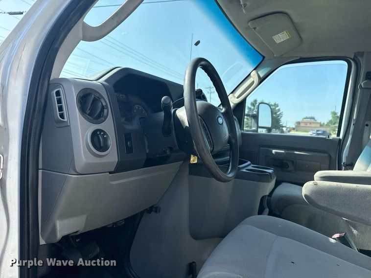 image for item EG8076 2011 Ford E350 Super Duty box truck