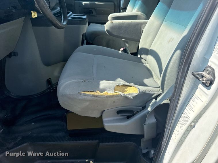 image for item EG8076 2011 Ford E350 Super Duty box truck