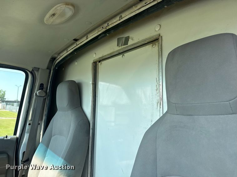 image for item EG8076 2011 Ford E350 Super Duty box truck