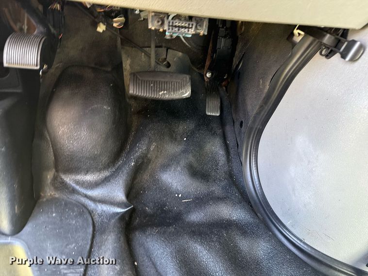 image for item EG8076 2011 Ford E350 Super Duty box truck