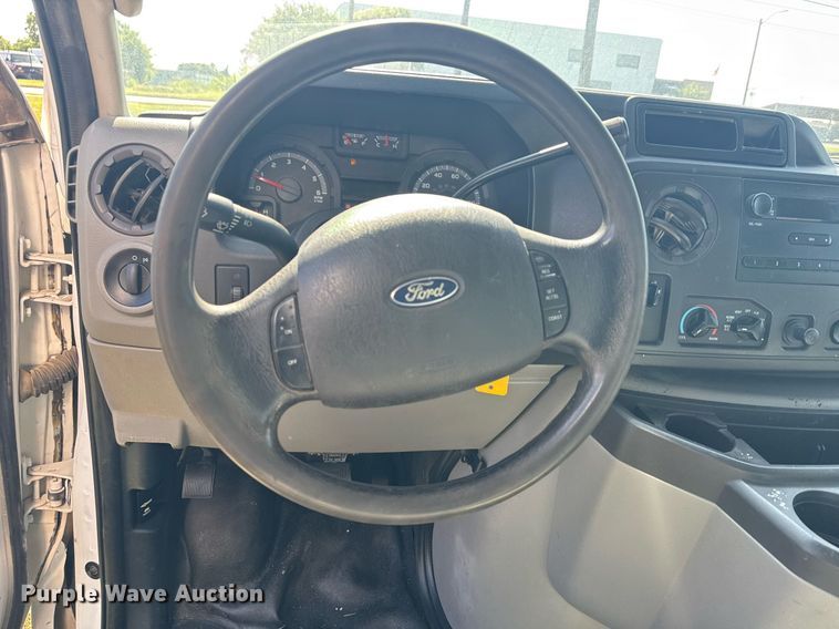 image for item EG8076 2011 Ford E350 Super Duty box truck