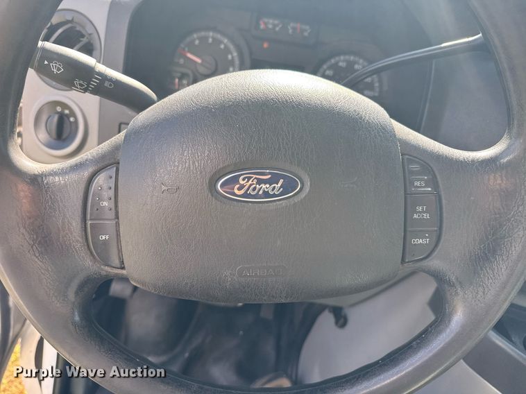 image for item EG8076 2011 Ford E350 Super Duty box truck