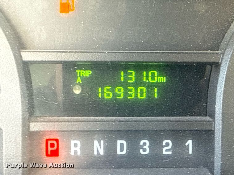 image for item EG8076 2011 Ford E350 Super Duty box truck