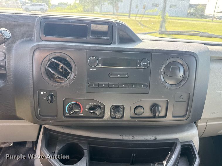 image for item EG8076 2011 Ford E350 Super Duty box truck