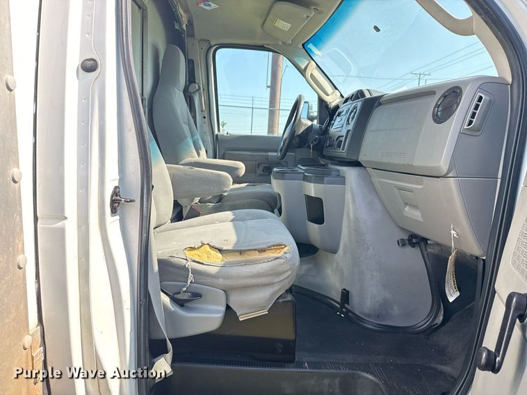 image for item EG8076 2011 Ford E350 Super Duty box truck