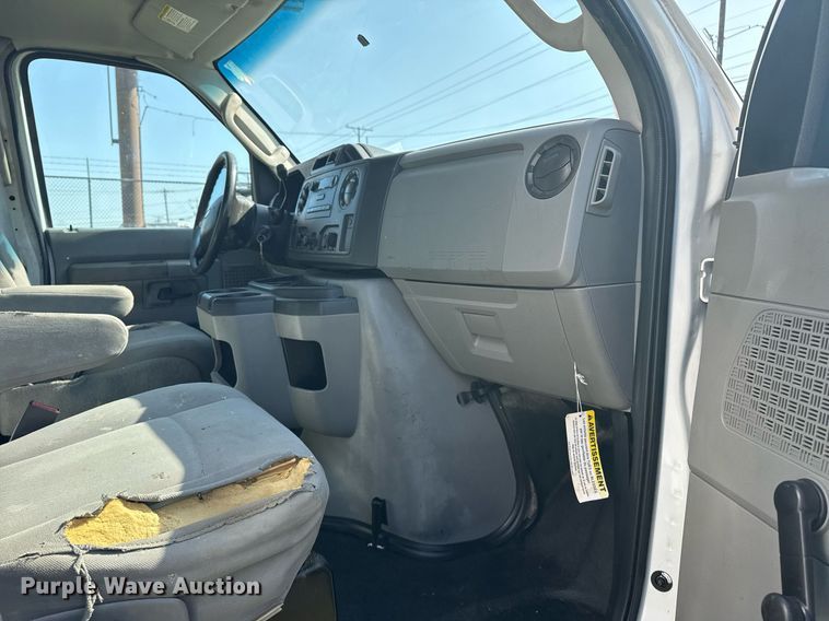 image for item EG8076 2011 Ford E350 Super Duty box truck