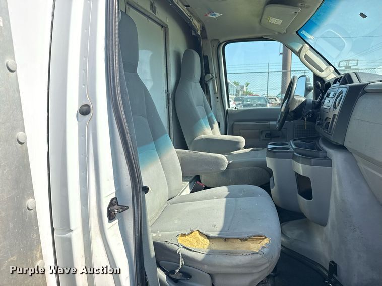 image for item EG8076 2011 Ford E350 Super Duty box truck