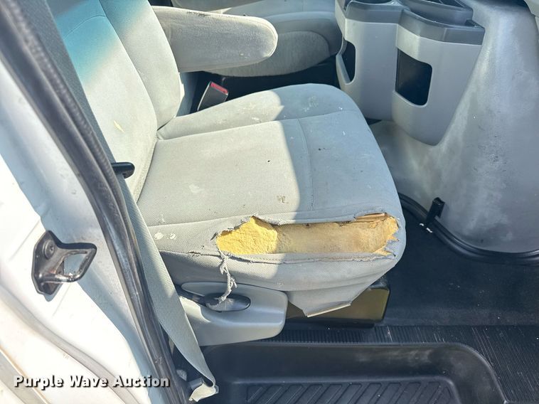 image for item EG8076 2011 Ford E350 Super Duty box truck