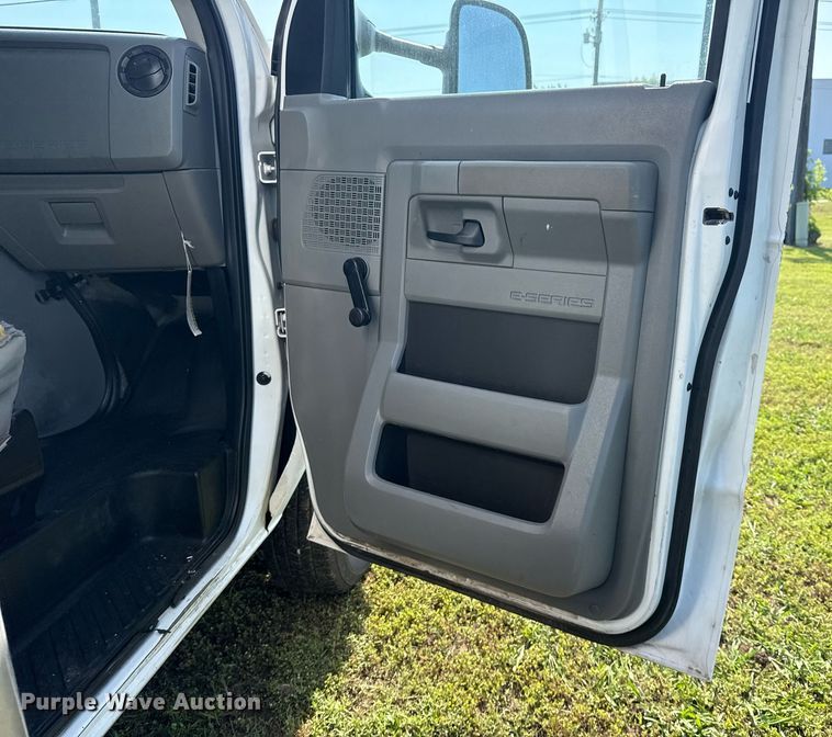 image for item EG8076 2011 Ford E350 Super Duty box truck