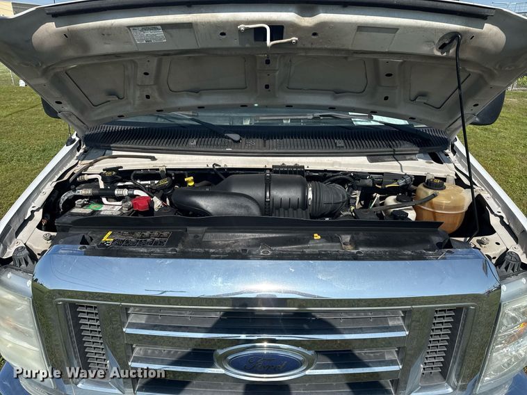 image for item EG8076 2011 Ford E350 Super Duty box truck