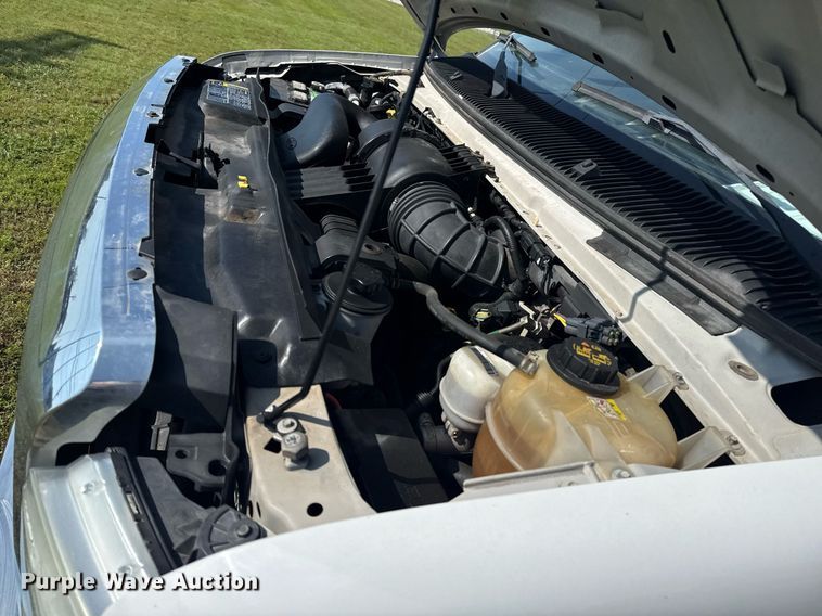 image for item EG8076 2011 Ford E350 Super Duty box truck