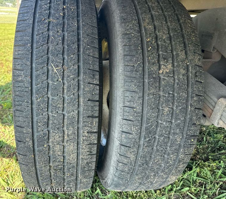 image for item EG8076 2011 Ford E350 Super Duty box truck