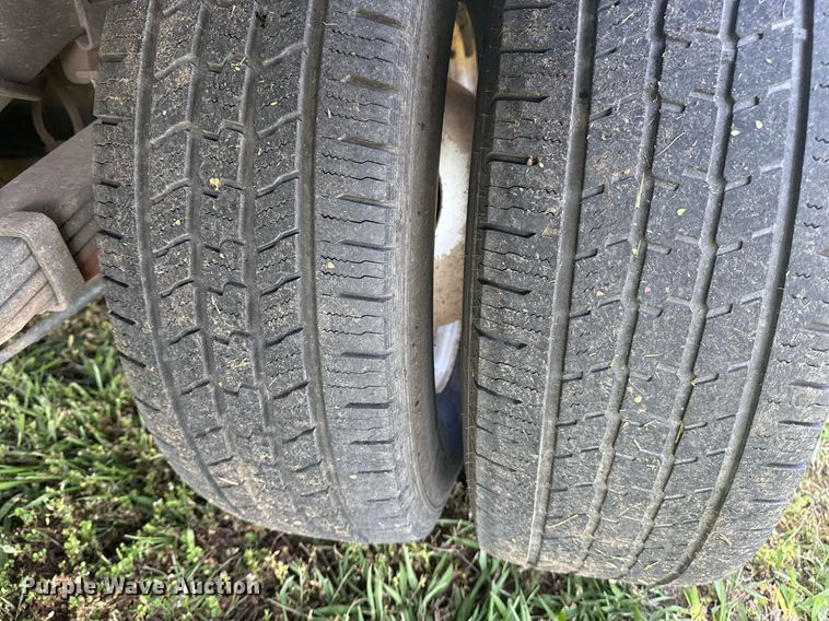 image for item EG8076 2011 Ford E350 Super Duty box truck