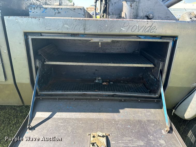 image for item EG8078 2000 Ford F450 Super Duty tow truck