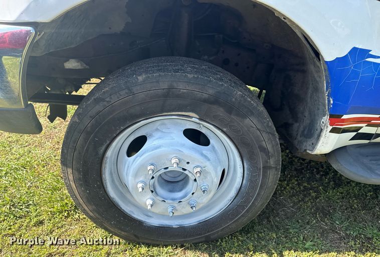 image for item EG8078 2000 Ford F450 Super Duty tow truck