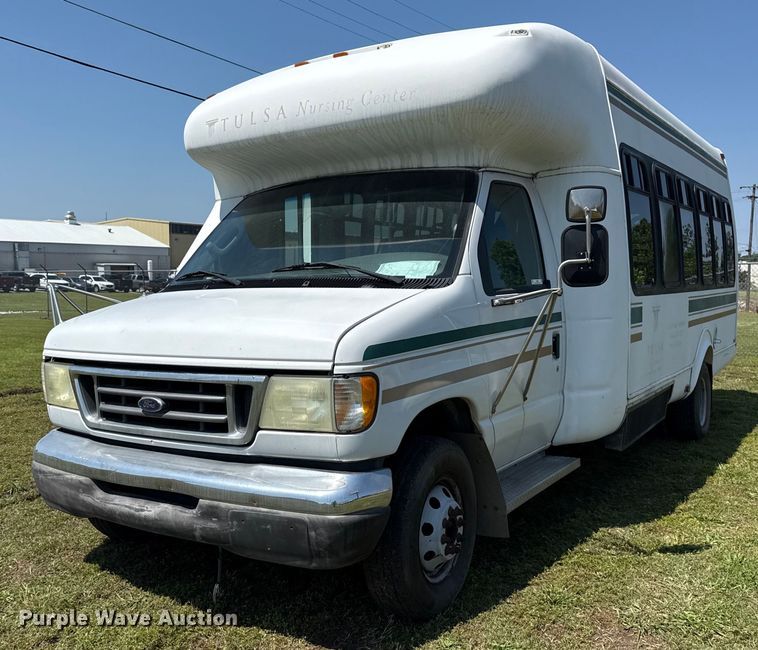 image for item EG8081 2003 Ford E450 shuttle bus
