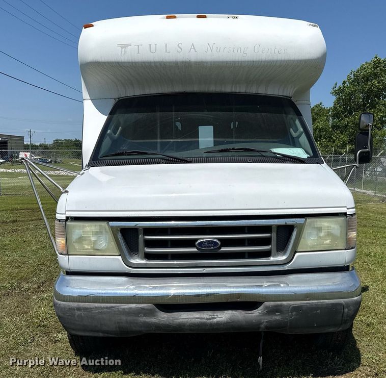 image for item EG8081 2003 Ford E450 shuttle bus