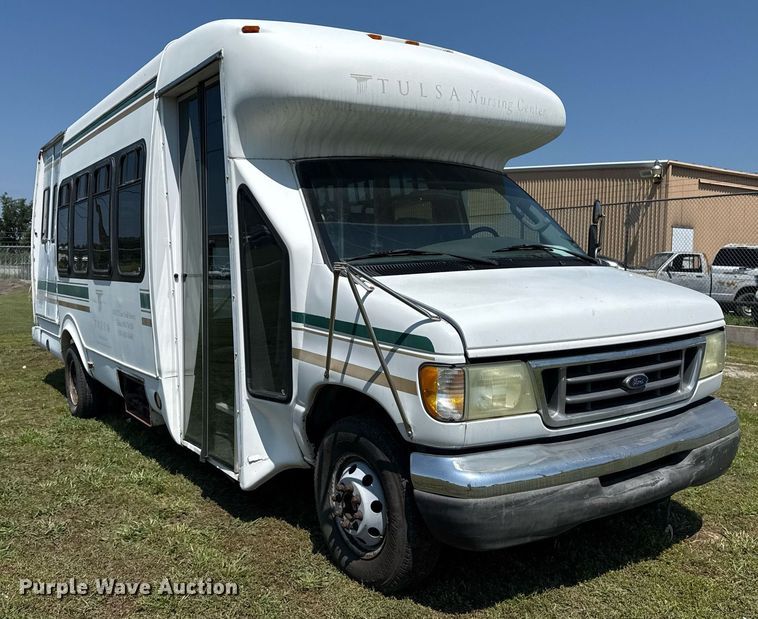 image for item EG8081 2003 Ford E450 shuttle bus
