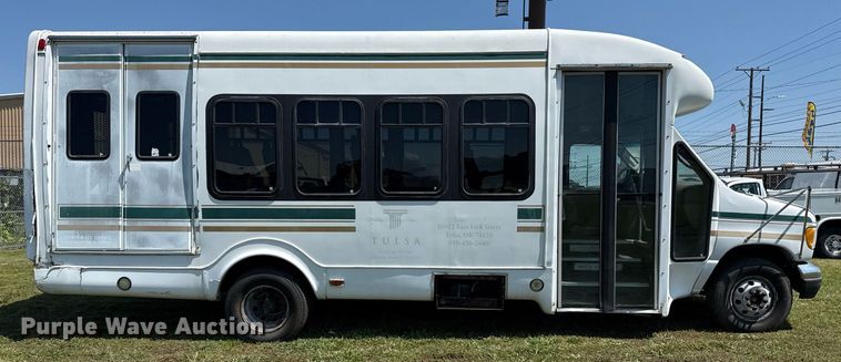 image for item EG8081 2003 Ford E450 shuttle bus
