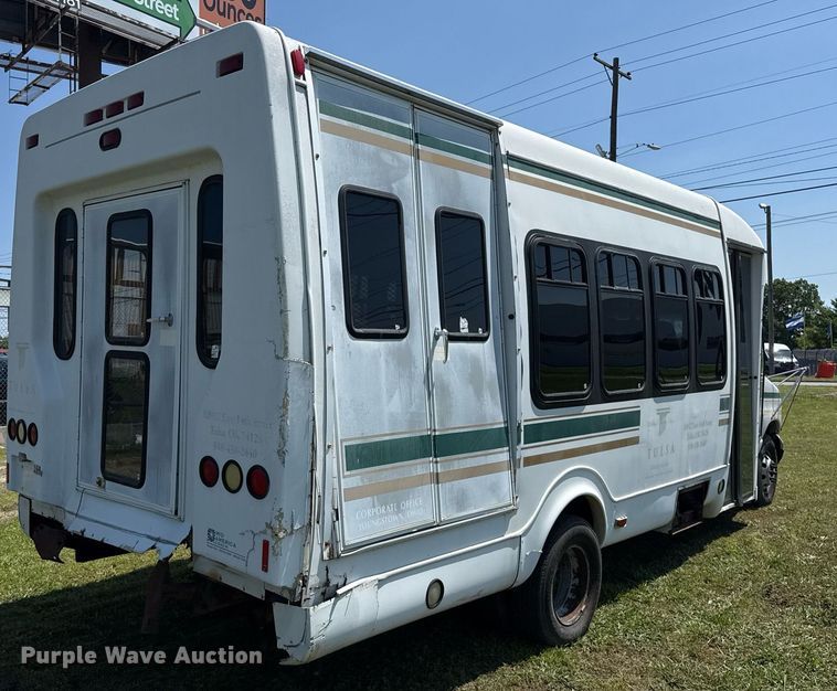 image for item EG8081 2003 Ford E450 shuttle bus