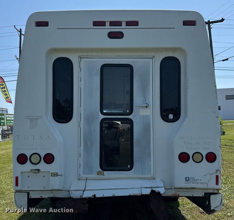 image for item EG8081 2003 Ford E450 shuttle bus