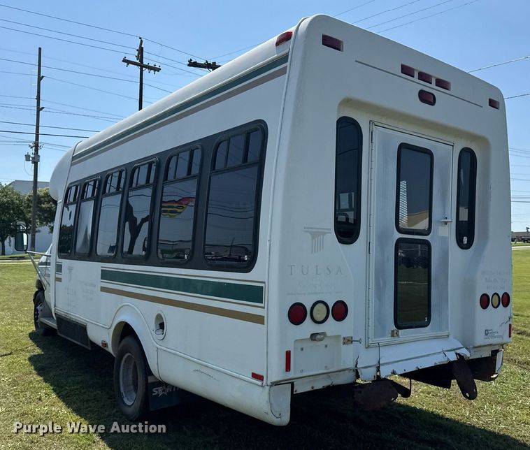 image for item EG8081 2003 Ford E450 shuttle bus
