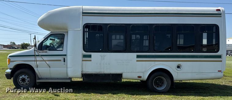image for item EG8081 2003 Ford E450 shuttle bus