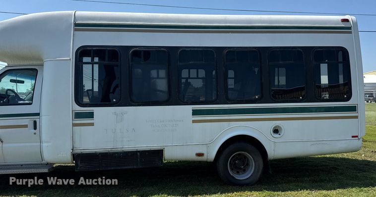 image for item EG8081 2003 Ford E450 shuttle bus
