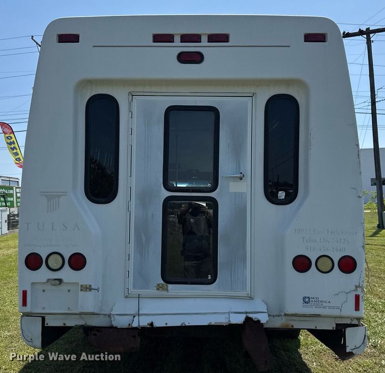 image for item EG8081 2003 Ford E450 shuttle bus