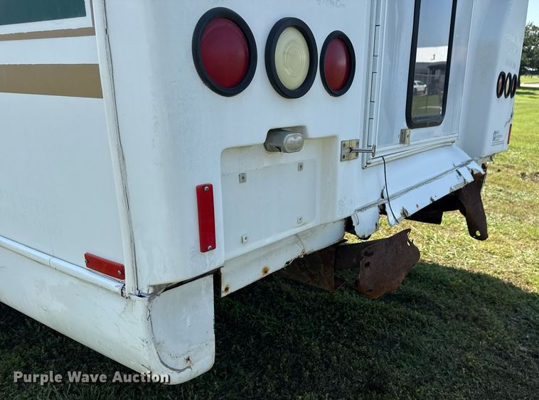 image for item EG8081 2003 Ford E450 shuttle bus