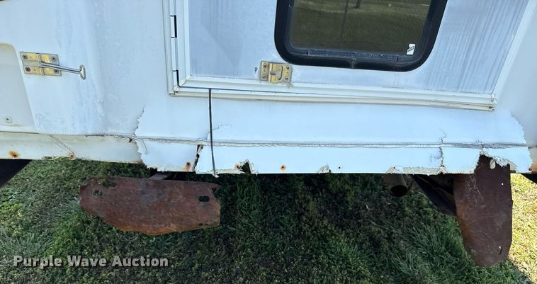 image for item EG8081 2003 Ford E450 shuttle bus