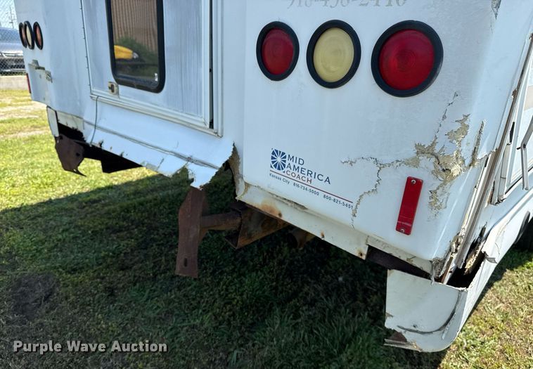 image for item EG8081 2003 Ford E450 shuttle bus