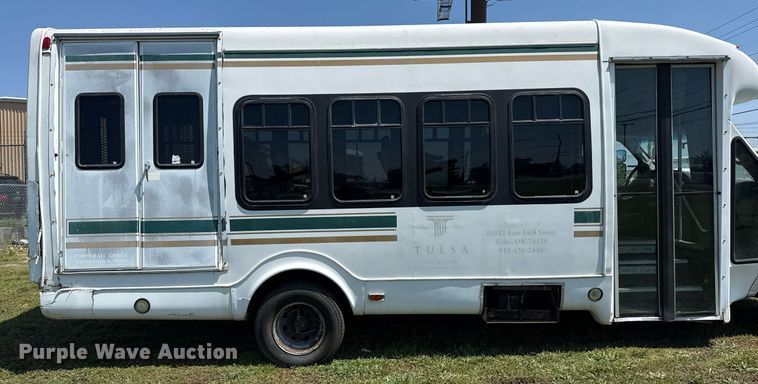 image for item EG8081 2003 Ford E450 shuttle bus