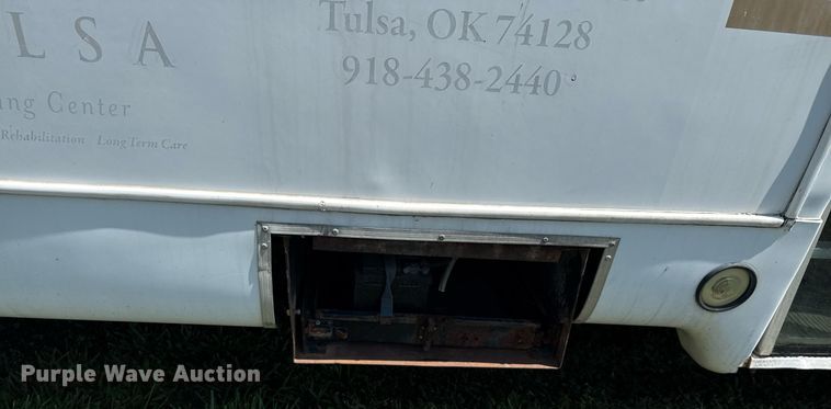 image for item EG8081 2003 Ford E450 shuttle bus