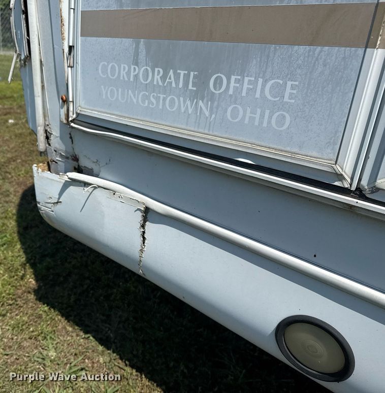 image for item EG8081 2003 Ford E450 shuttle bus