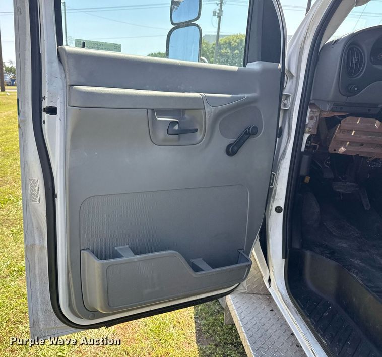 image for item EG8081 2003 Ford E450 shuttle bus