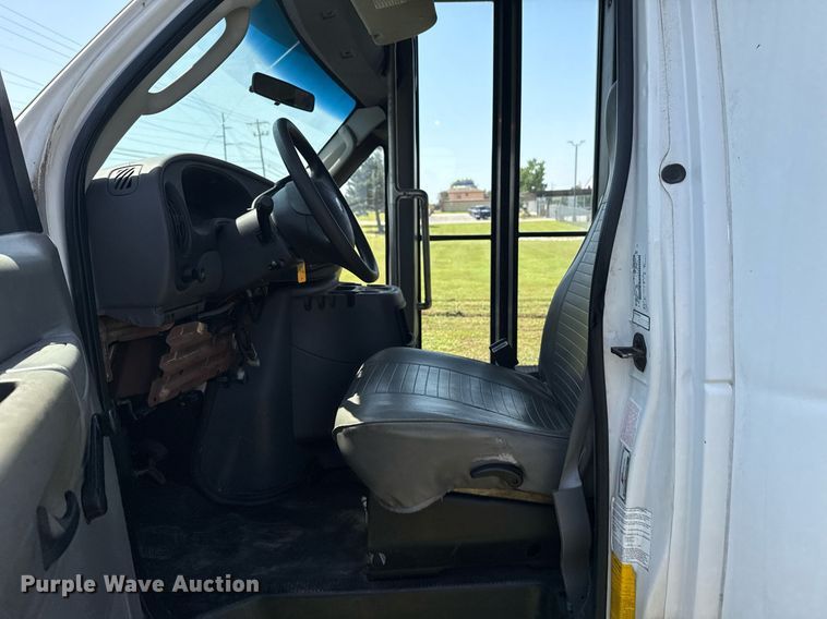 image for item EG8081 2003 Ford E450 shuttle bus