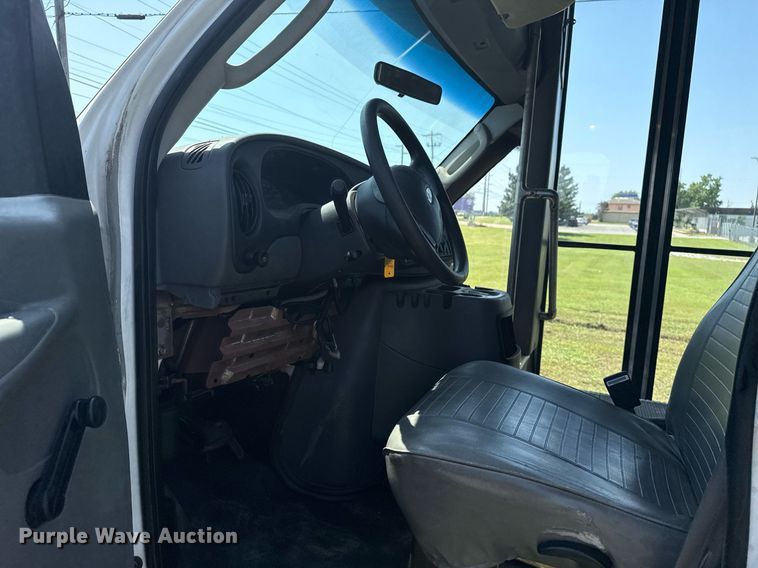 image for item EG8081 2003 Ford E450 shuttle bus