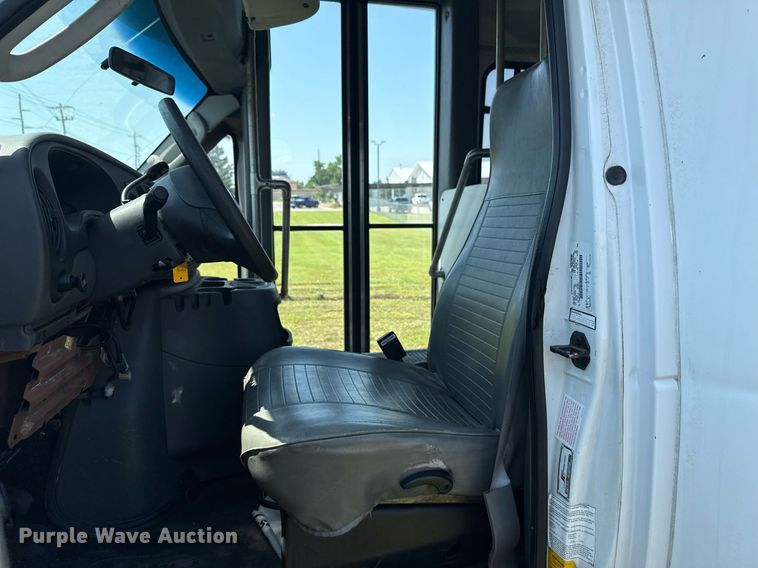 image for item EG8081 2003 Ford E450 shuttle bus