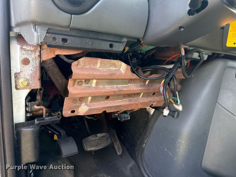 image for item EG8081 2003 Ford E450 shuttle bus