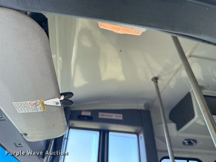 image for item EG8081 2003 Ford E450 shuttle bus