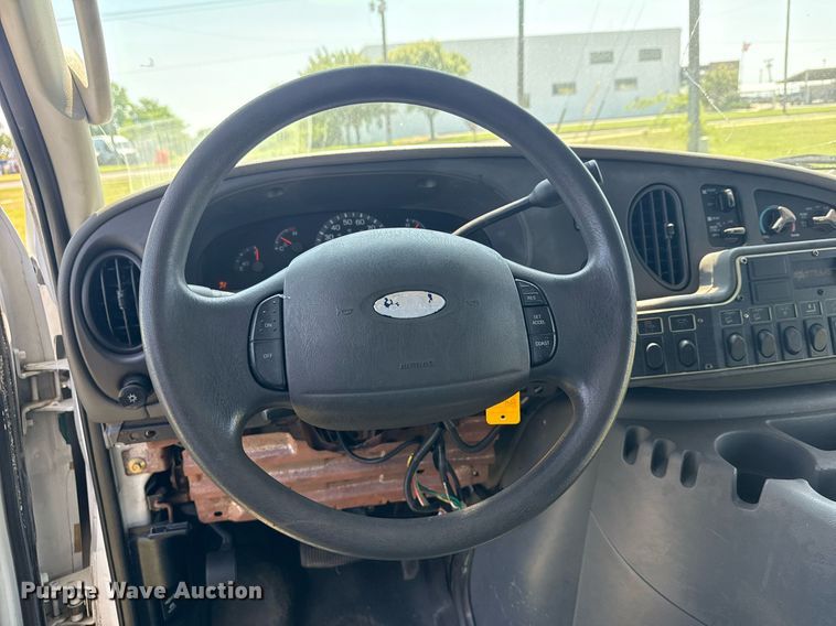 image for item EG8081 2003 Ford E450 shuttle bus