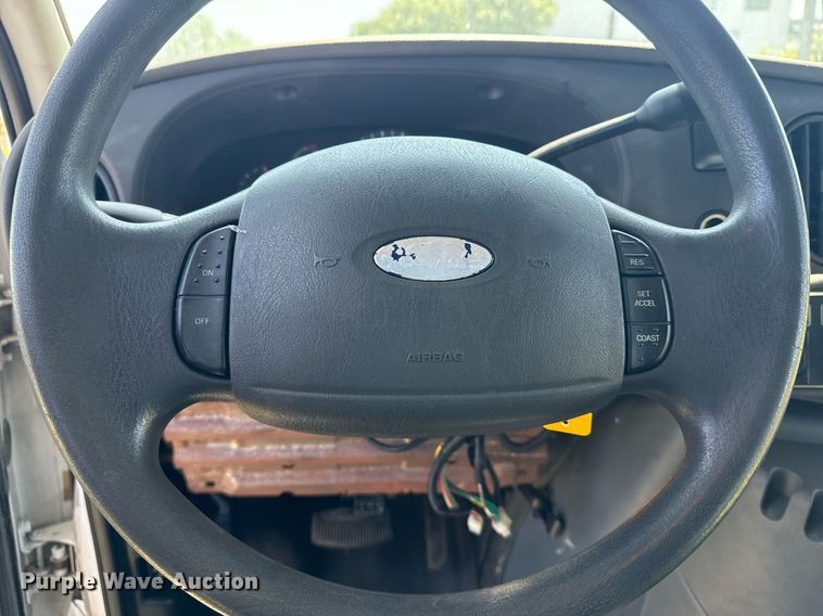 image for item EG8081 2003 Ford E450 shuttle bus