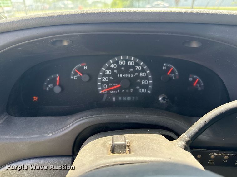 image for item EG8081 2003 Ford E450 shuttle bus